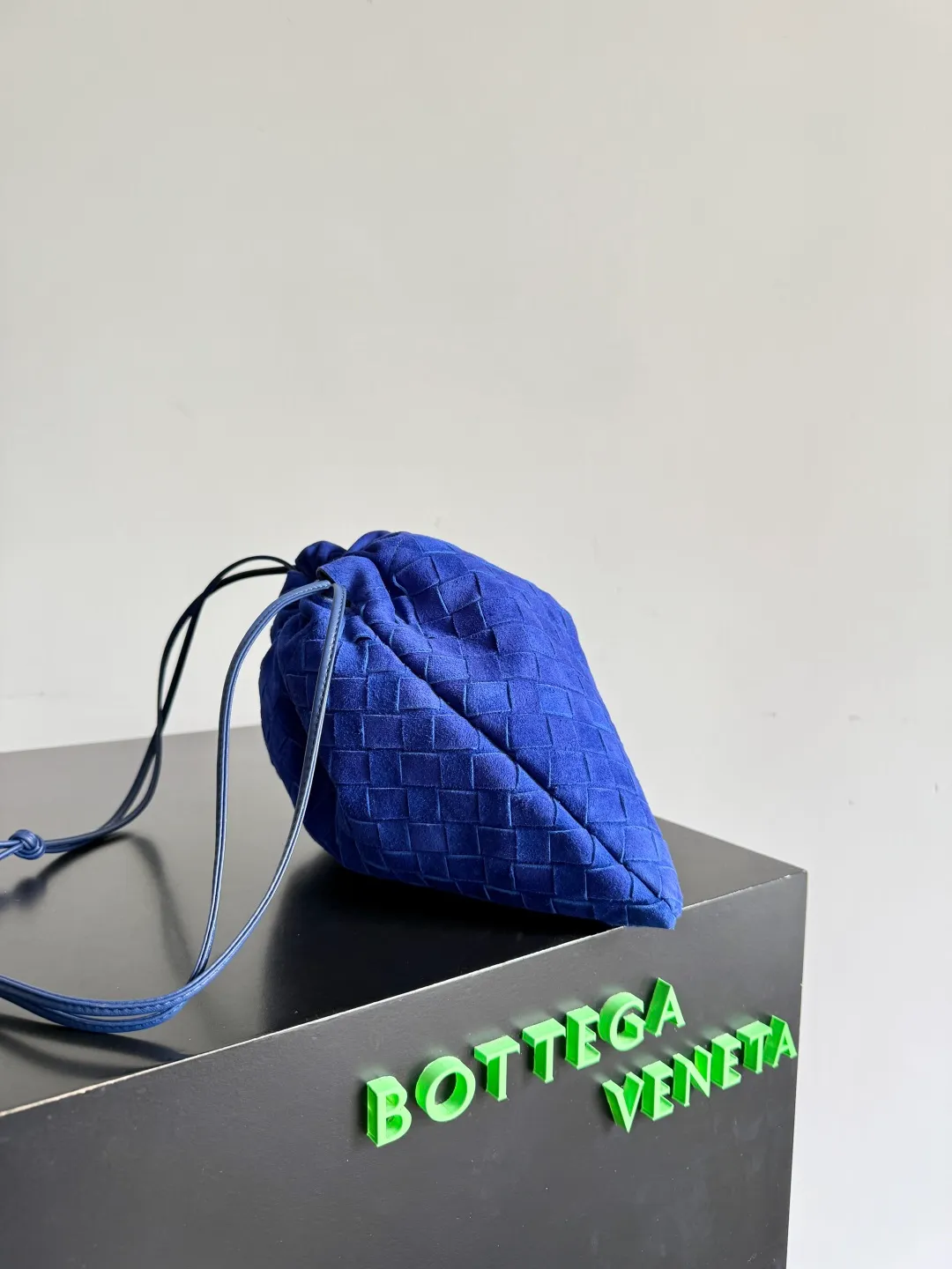 Batch 1560 Armpit bags have become a fashionable item that every girl has in their hands in recent years🛍️. The elegant and simple style has won the love of many people of different ages. However, there is an unavoidable trouble with armpit bags, that is, the capacity is too small, and BOTTEGA VENETA’s new Dustbag Considering people's travel needs, the capacity of the garbage bag has been greatly upgraded. Folding umbrellas, water bottles, and girls' makeup powder and lipstick can all be accommodated😎😎. Not only that, considering the increasing number of travel supplies, the inside of the bag is made of technical nylon material, which is very lightweight It is resistant to stains. Even if you have a lot of things when traveling, it can reduce the burden to a certain extent. The shoulder straps are designed with knots and can be changed at will. It can be used for hand holding or as the liner of a large bag. After the drawstring is drawn, it looks like a cloud bag. It is very suitable for concave styling when traveling in autumn and winter. 🙋🏻‍♀️ Style number: 796728 Size: 32*23*1cm